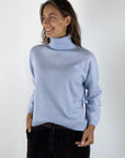 Lichtblauwe pull met rolkraag van FFC in een zacht wol/cashmere breiwerk.