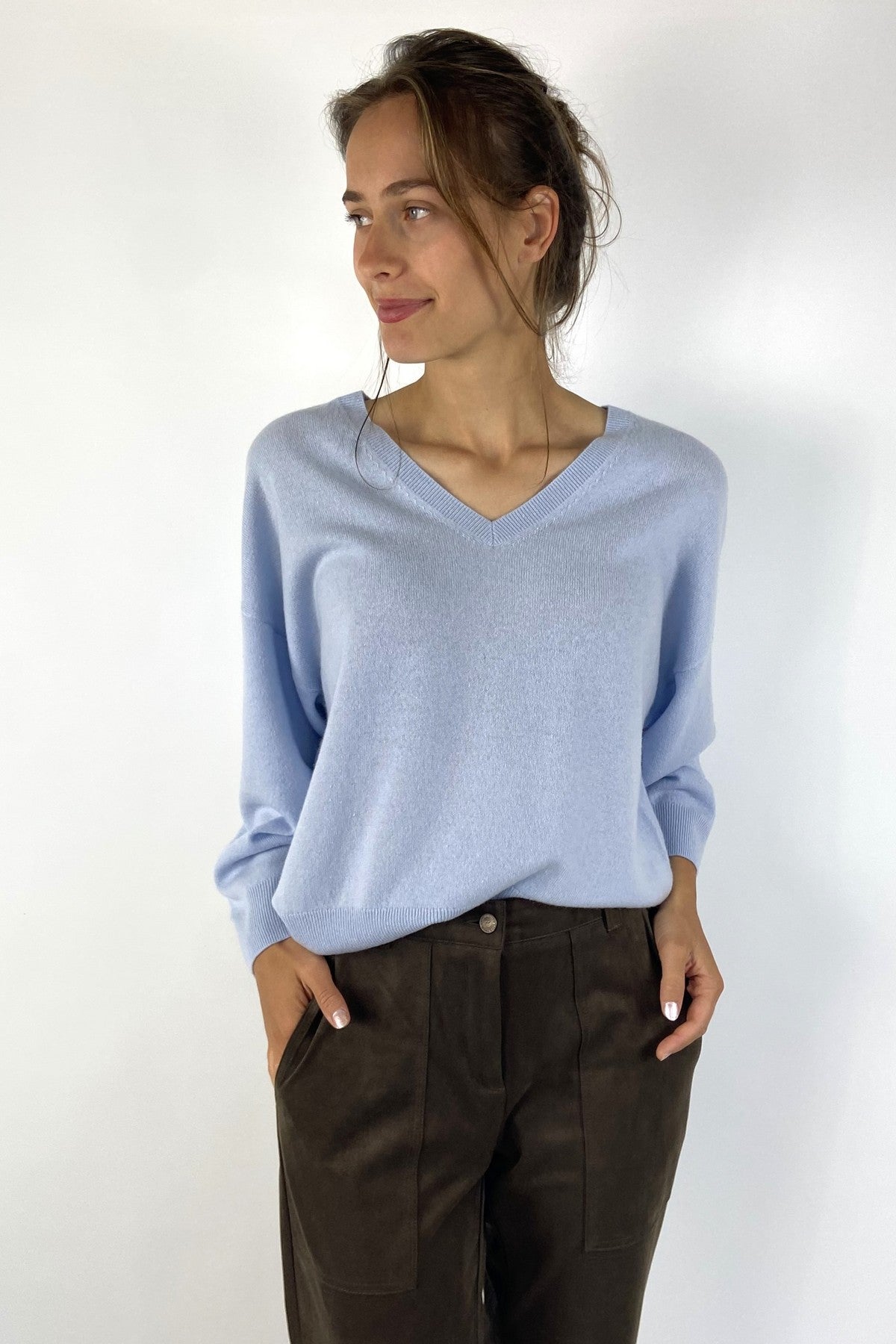 Lichtblauwe pull van FFC met V-hals en lange mouwen in een zacht wol/cashmere breisel.