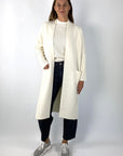 Luxueuze lange cardigan in wol/cashmere breiwerk. De kleur is off-white.