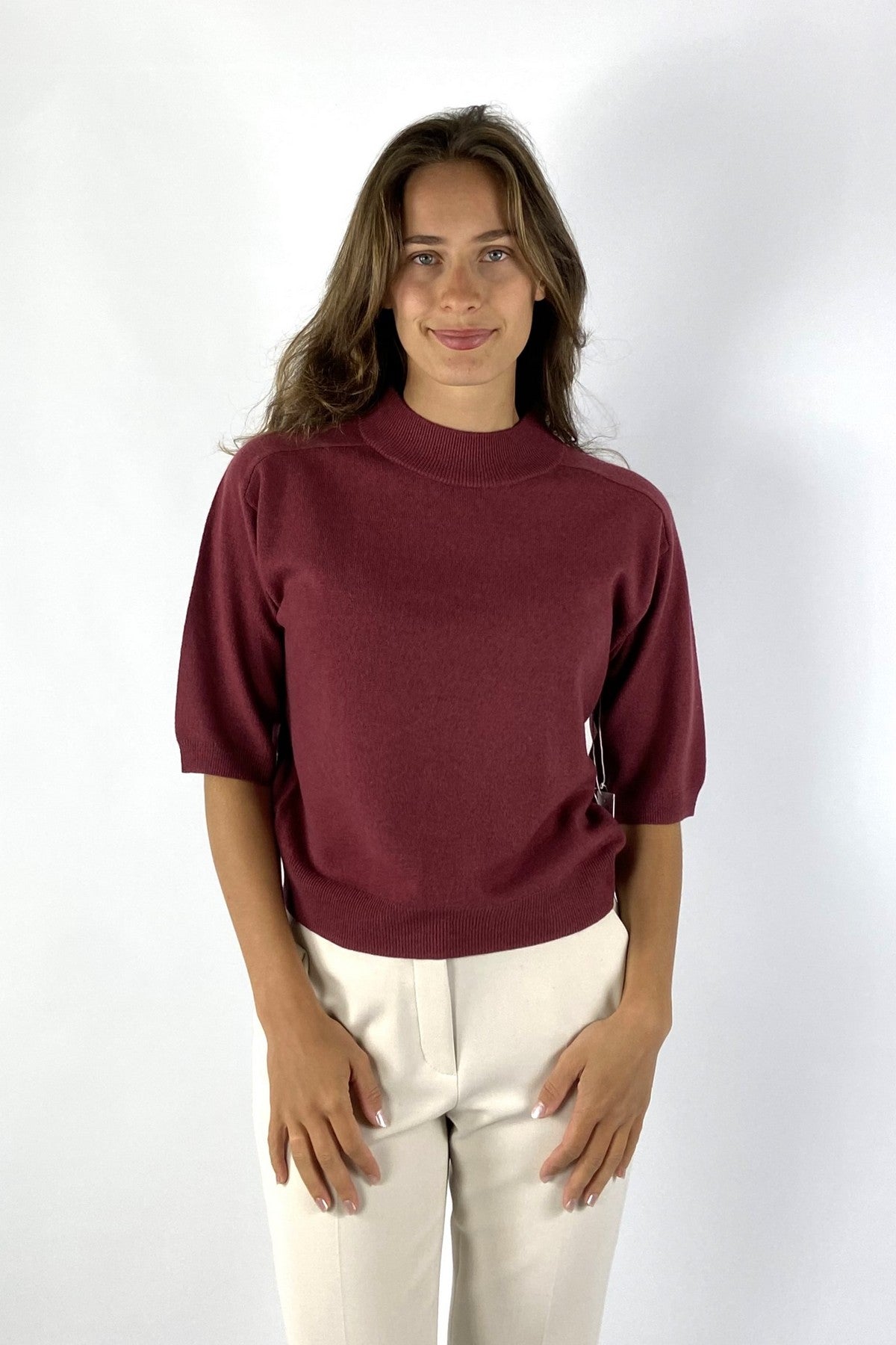 Donkerrode trui met opstaande kraag en halflange mouwen van FFC in een zachte wol/cashmere mix.