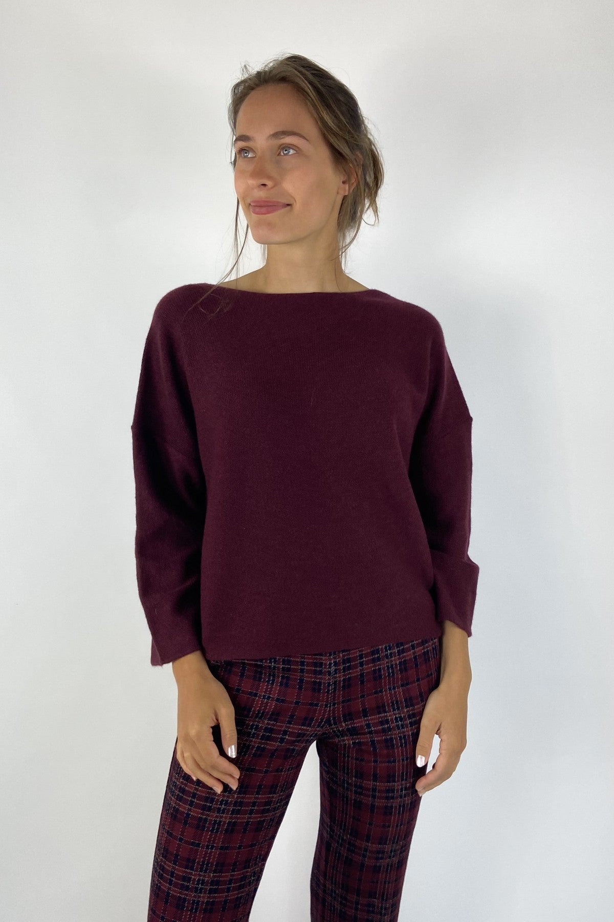 Pull van FFC met vrouwelijk ronde halslijn en lange mouwen in berry kleur.