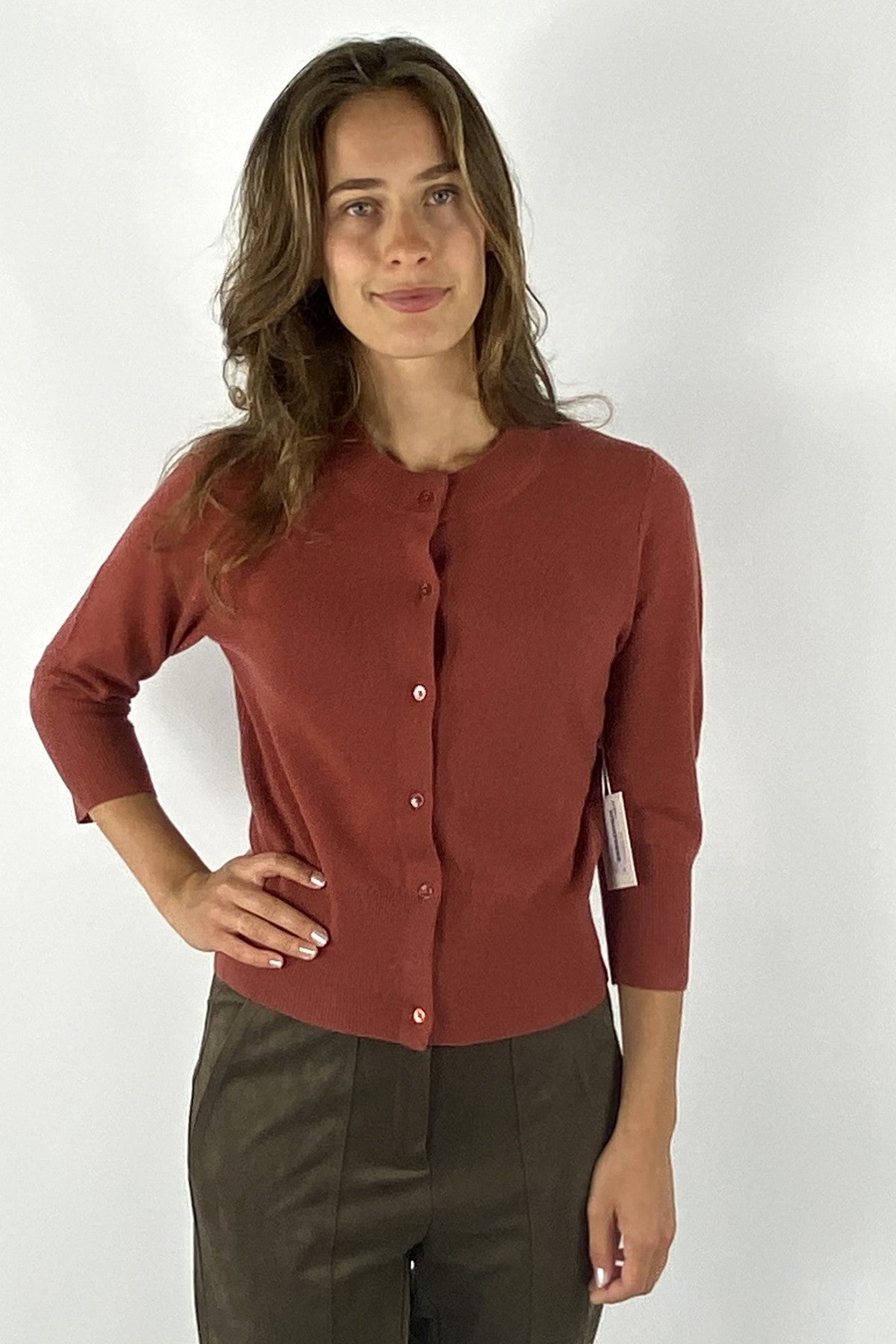Aansluitend gebreid vestje met knoopjes in een aangename wol/cashmere mix. De kleur is roestrood.