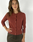 Aansluitend gebreid vestje met knoopjes in een aangename wol/cashmere mix. De kleur is roestrood.