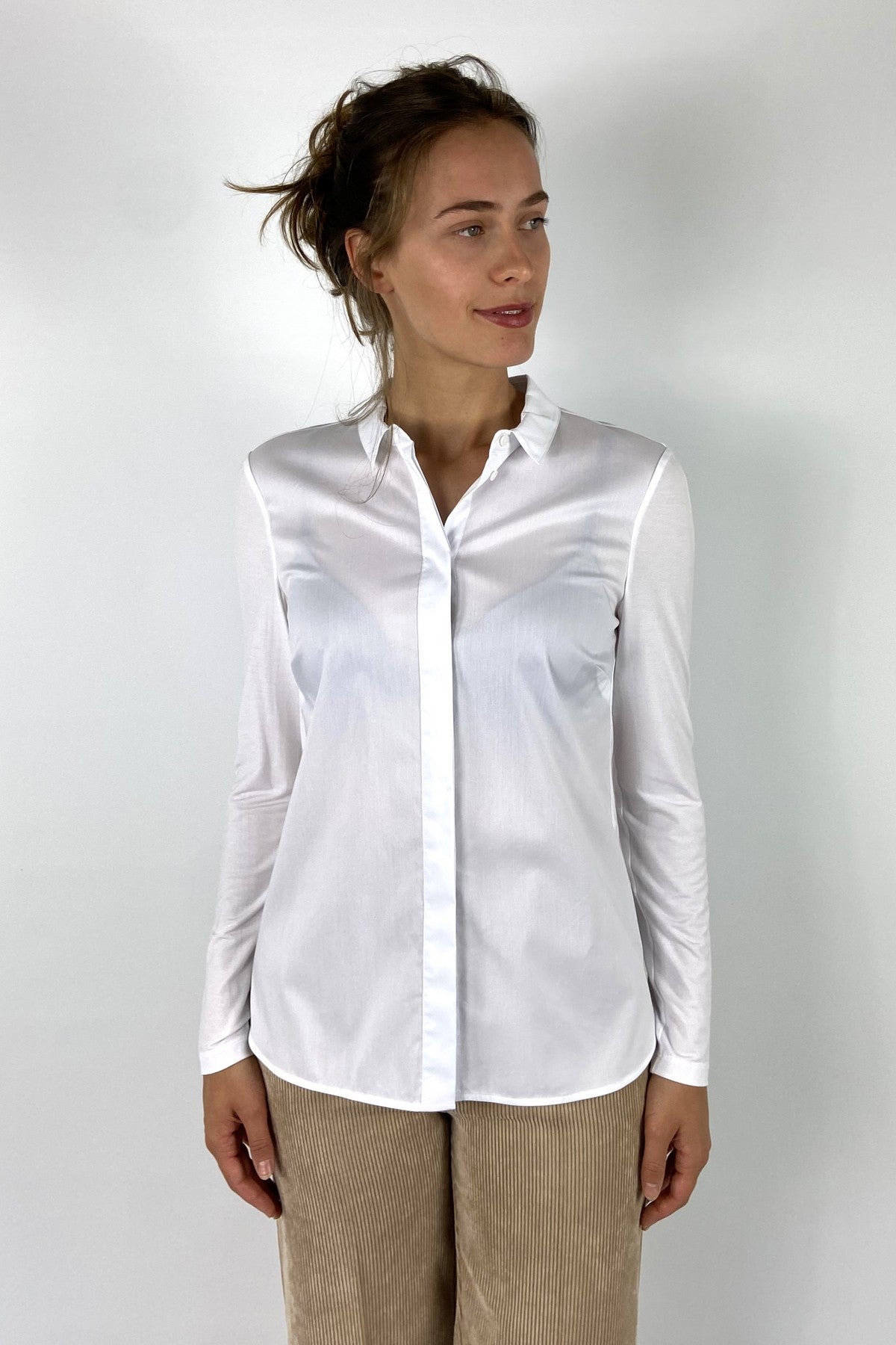 Witte damesblouse van FFC in 2 stoffen met verdoken knoopsluiting.
