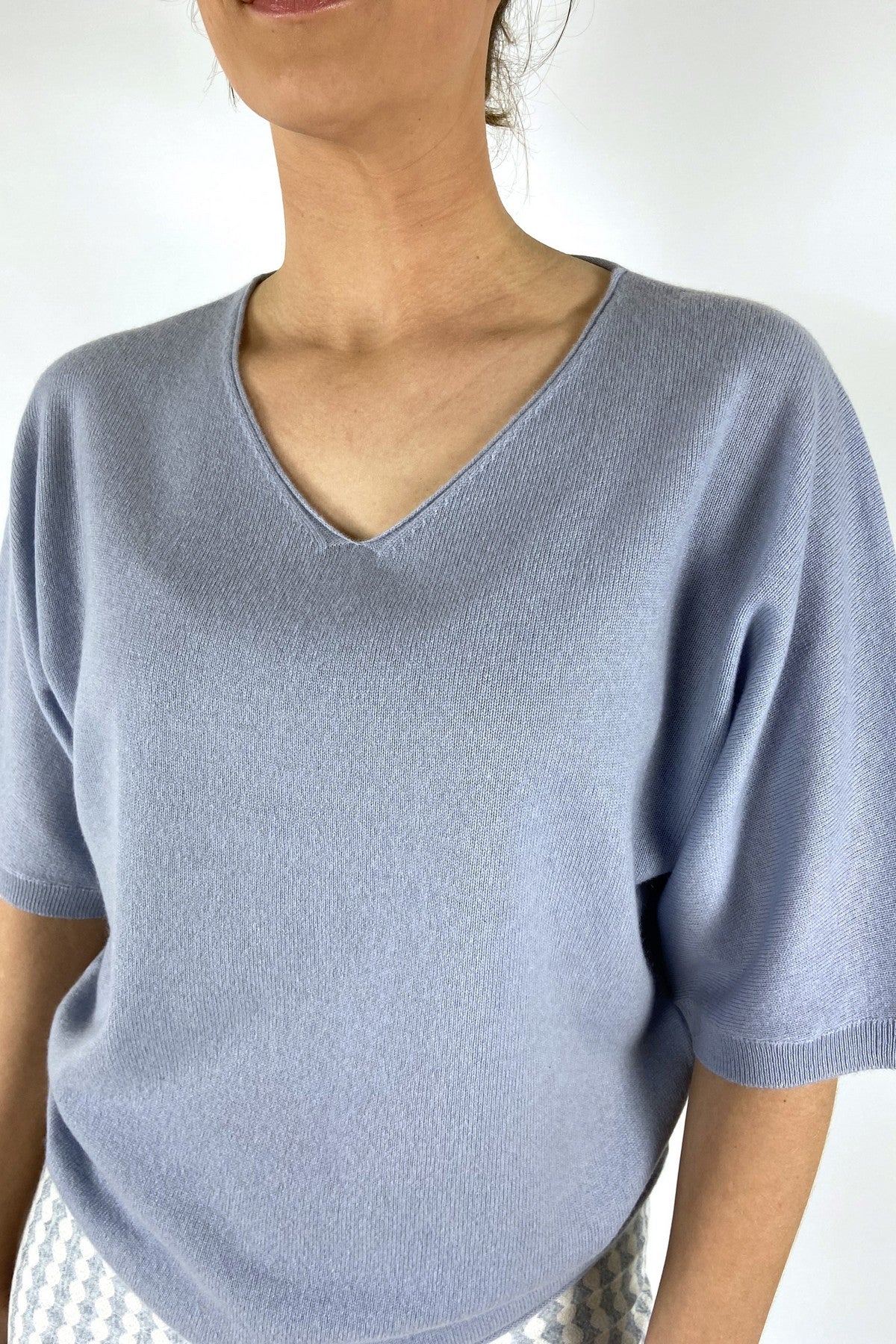 15053-1539-FFC close-up van de fijne breistructuur en de zachte wol-cashmere kwaliteit in de kleur ciel.