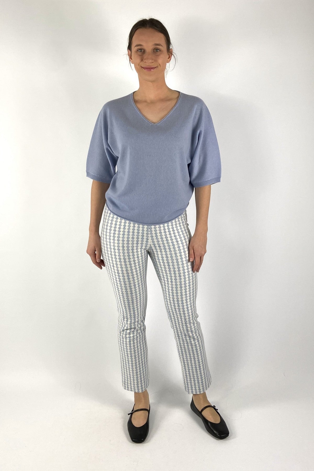 15053-1539-FFC gebreide pull in lichtblauw ciel met een diepe V-hals en korte wijde mouwen.