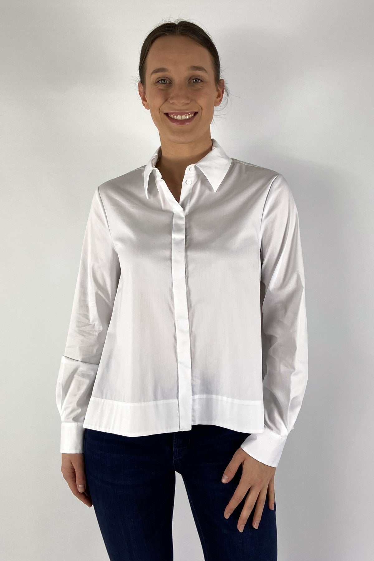 15430-1030-FFC witte popline blouse met A-lijn, klassieke kraag en een verborgen knoopsluiting.