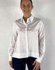 15430-1030-FFC witte popline blouse met A-lijn, klassieke kraag en een verborgen knoopsluiting.