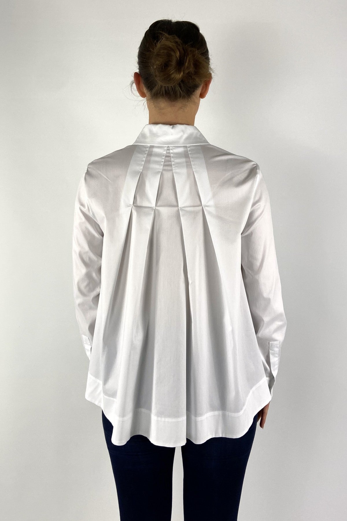 15430-1030-FFC achteraanzicht van de witte blouse met het verlengde rugpand en het elegante plooidetail.