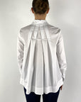15430-1030-FFC achteraanzicht van de witte blouse met het verlengde rugpand en het elegante plooidetail.