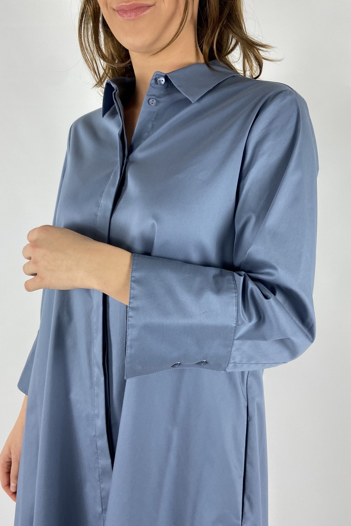 15491-1537-FFC close-up van de doveblauwe stretch-popline en de minimalistische verborgen knoopsluiting.