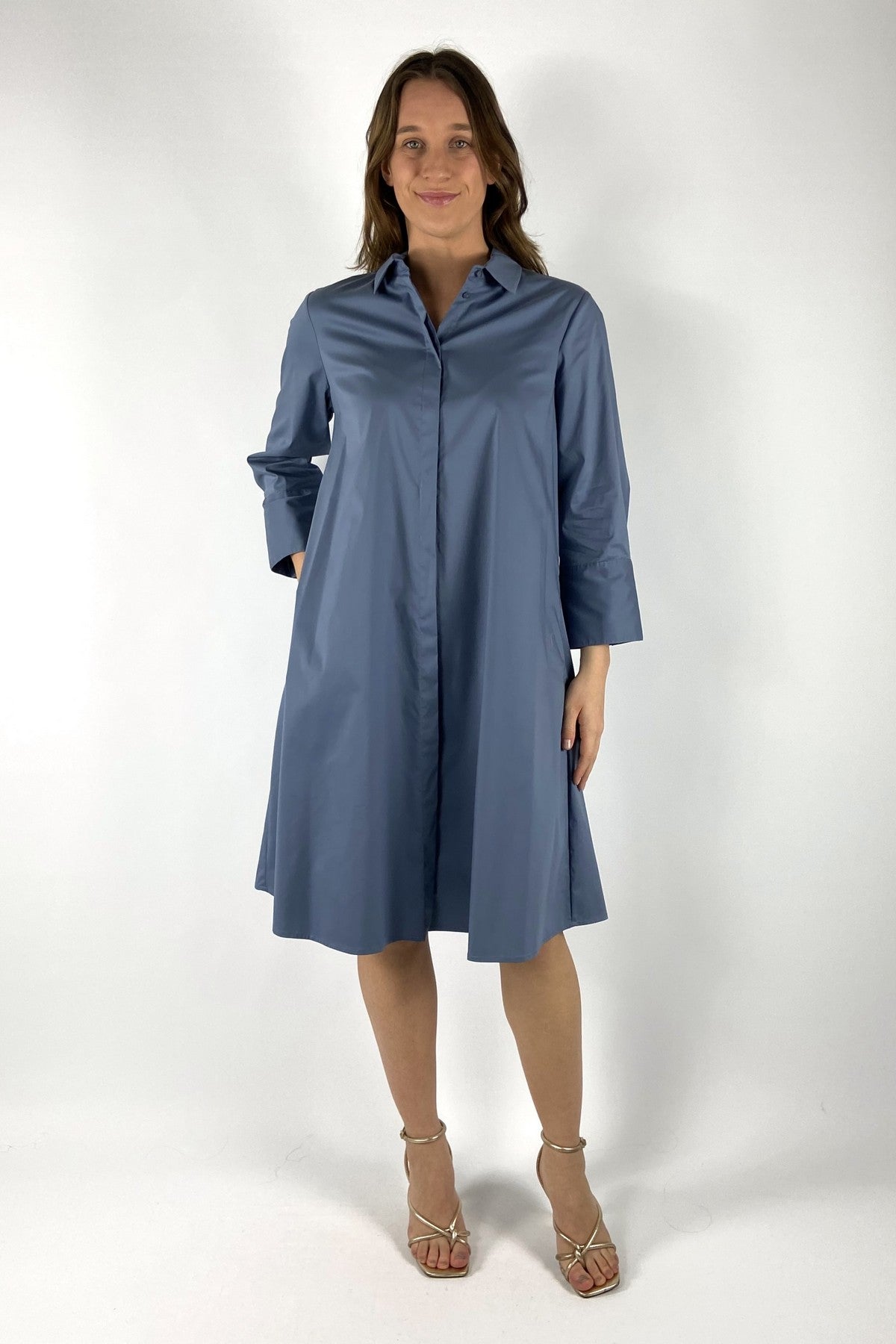 15491-1537-FFC overhemdjurk in doveblauw met een klassieke kraag en een recht silhouet.