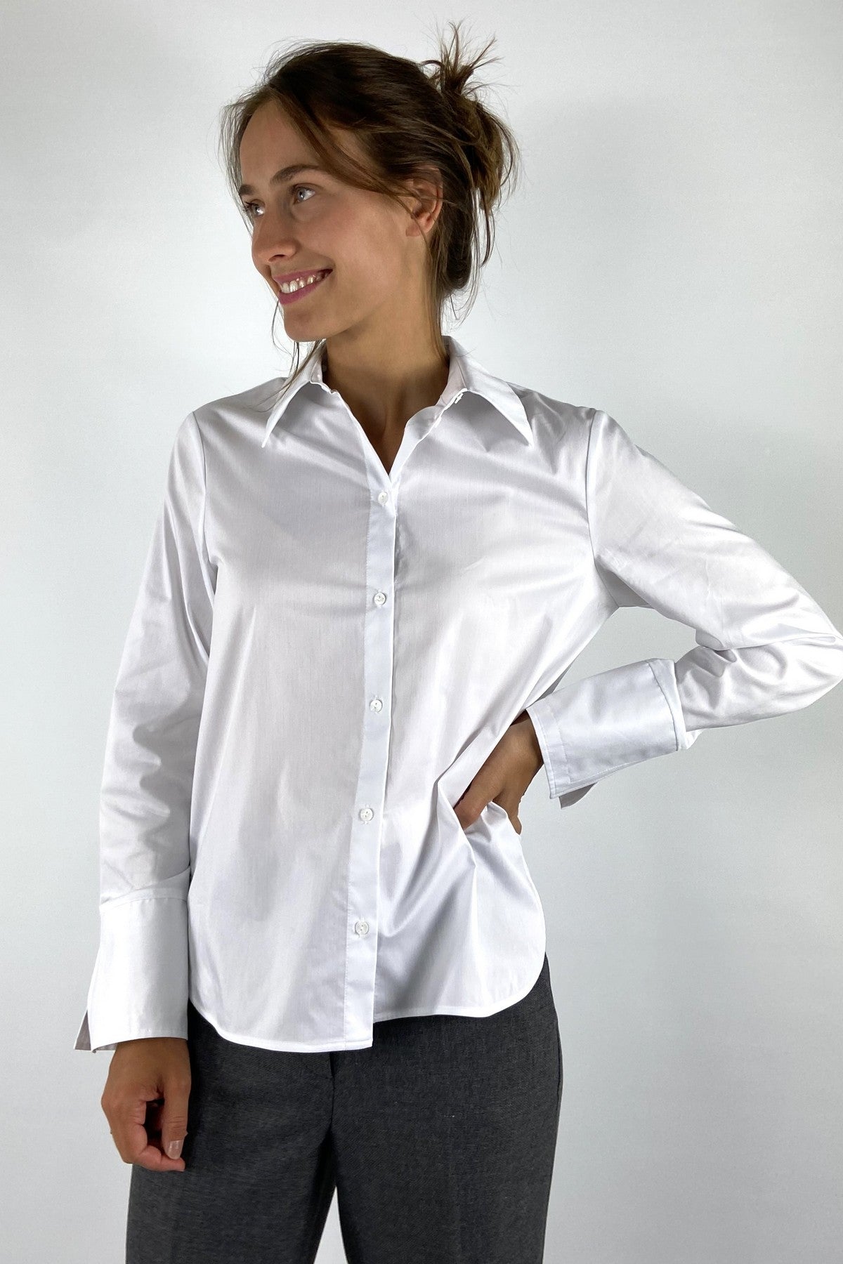 FFC 16434 witte popeline blouse met lange mouwen en brede manchetten met split