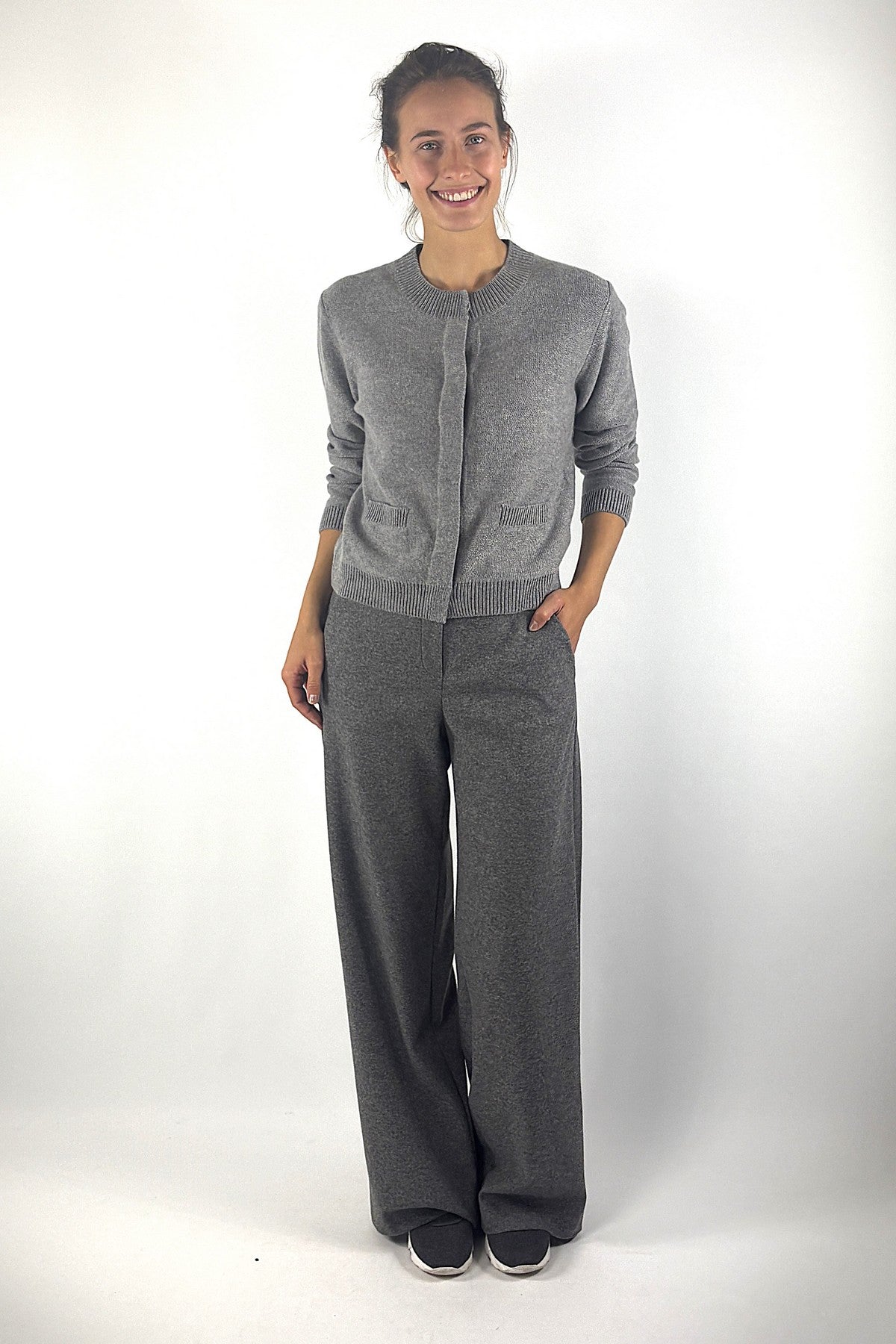 FFC korte cardigan in Light Grey met ronde hals, ribbrei en opgestikte zakjes