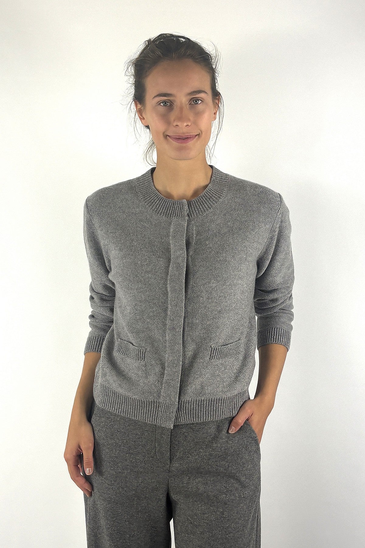 FFC korte cardigan in Light Grey met ronde hals, ribbrei en opgestikte zakjes