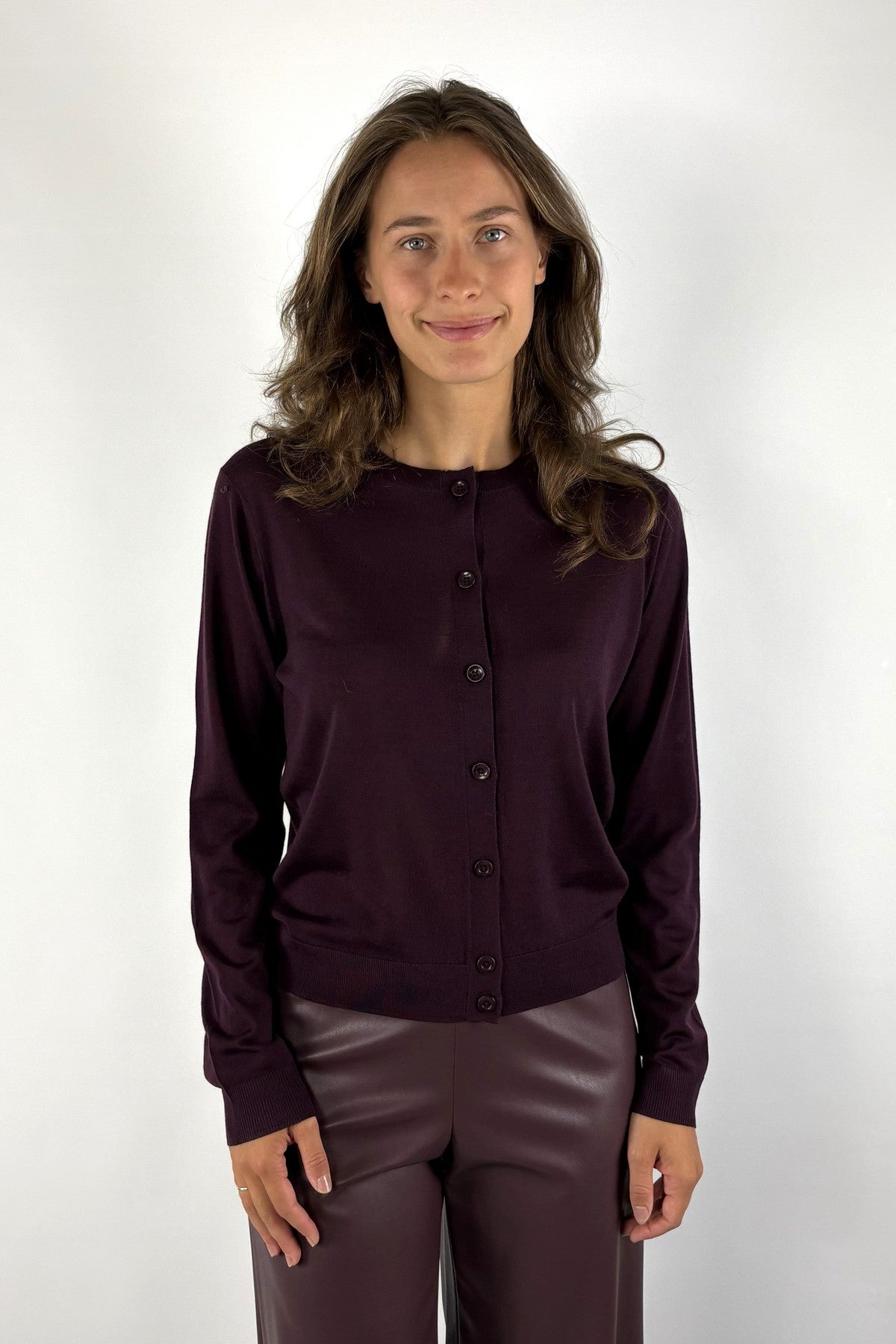 FFC Fashion 16069 korte cardigan in Aubergine van 100% merinowol met ronde hals en knoopsluiting