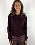 FFC Fashion 16069 korte cardigan in Aubergine van 100% merinowol met ronde hals en knoopsluiting