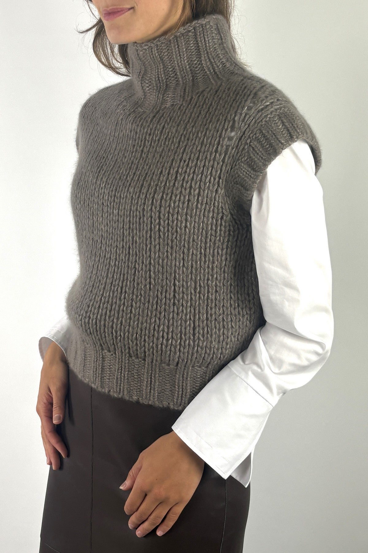 FFC mouwloze pull in grove brei met opstaande kraag – Taupe