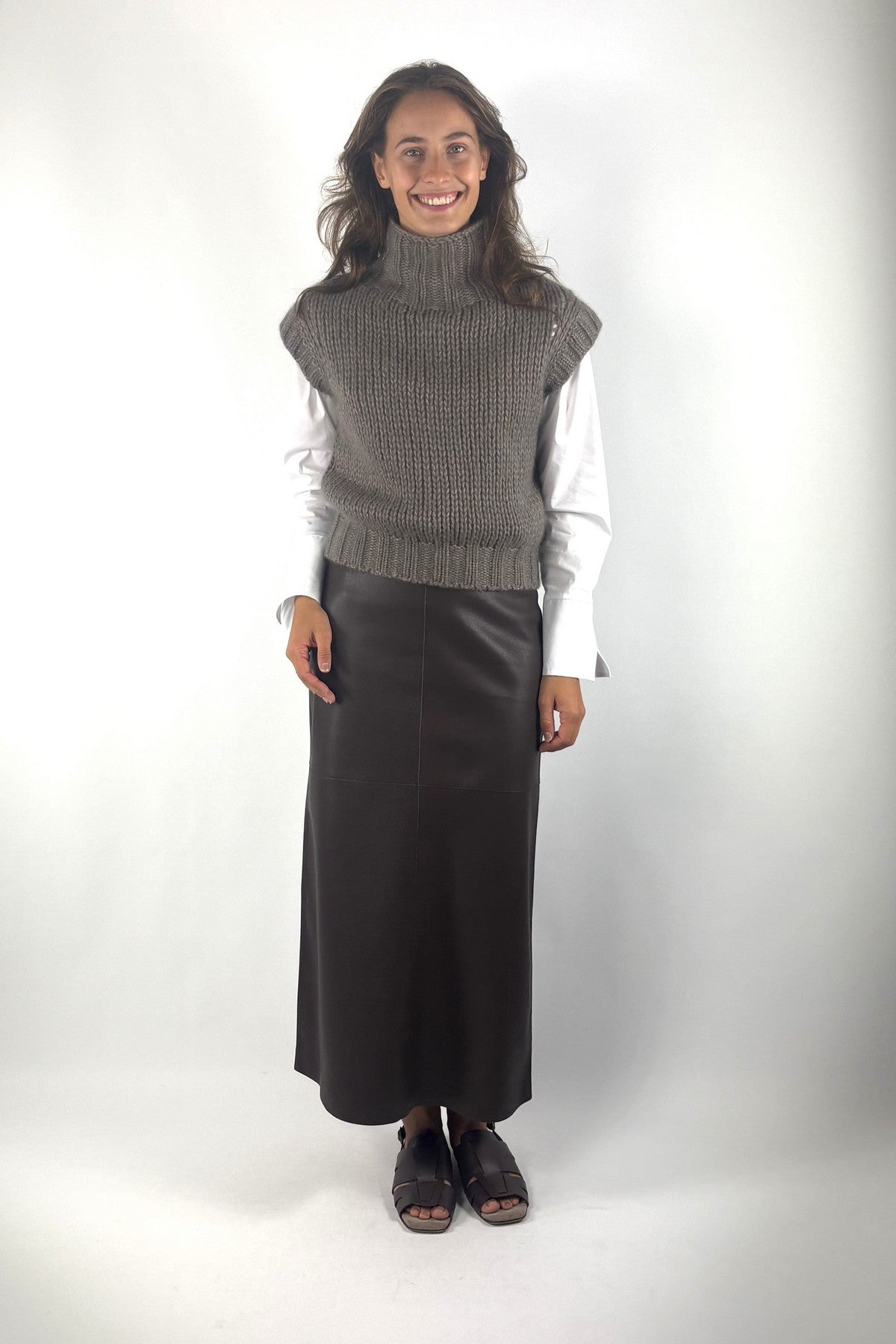 FFC mouwloze pull in Taupe met grove brei en grote opstaande kraag
