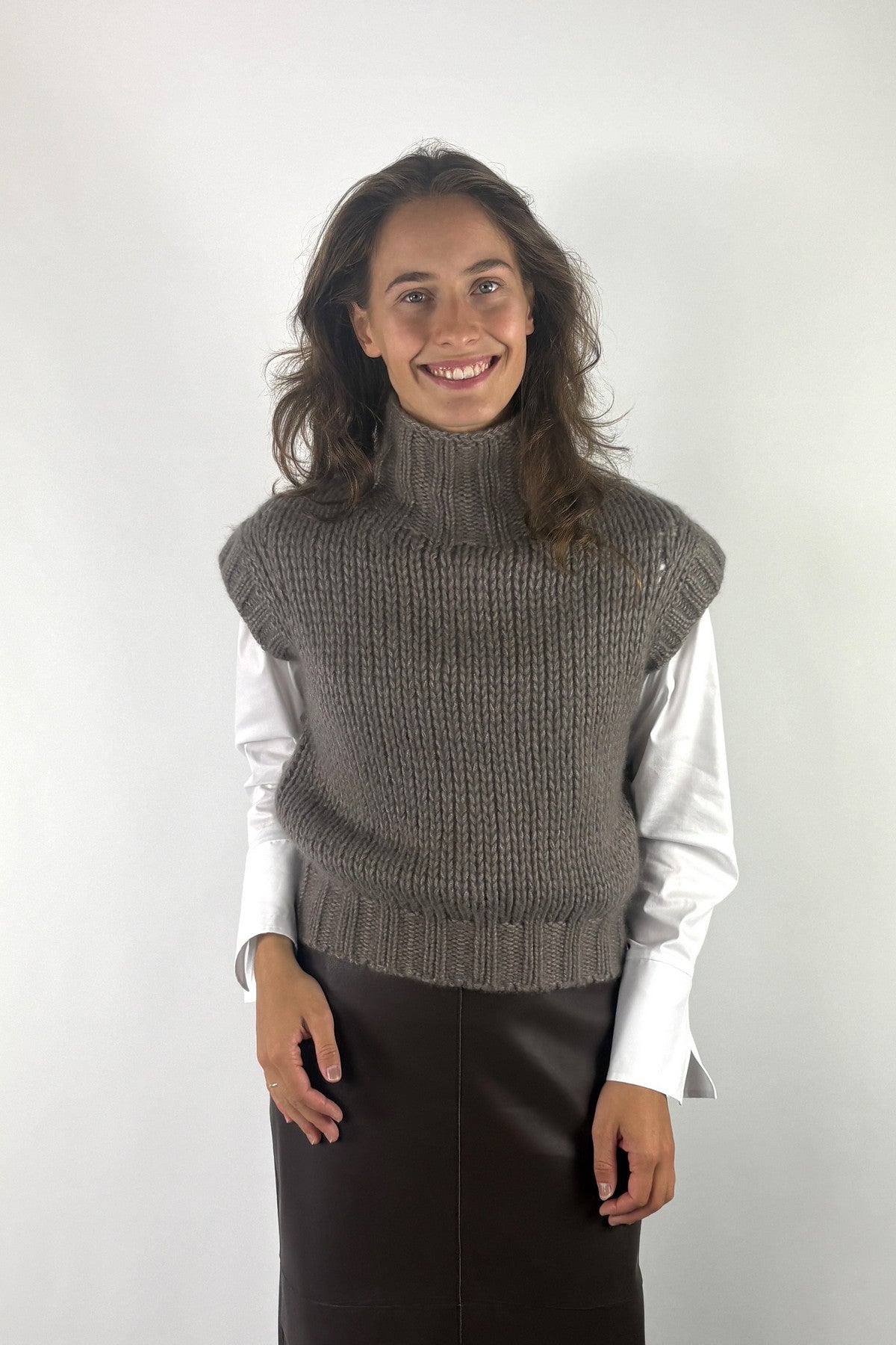 FFC mouwloze pull in grove brei met opstaande kraag – Taupe