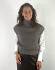 FFC mouwloze pull in grove brei met opstaande kraag – Taupe
