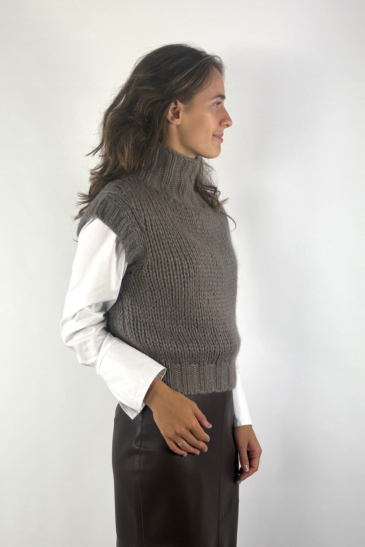 FFC mouwloze pull in grove brei met opstaande kraag – Taupe
