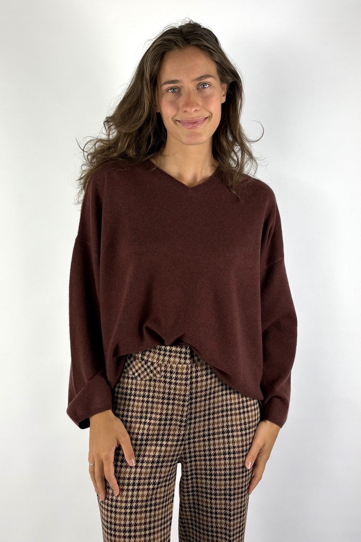 FFC Fashion 16034 ponchopull in Marone van wol en kasjmier met V-hals en losvallende pasvorm