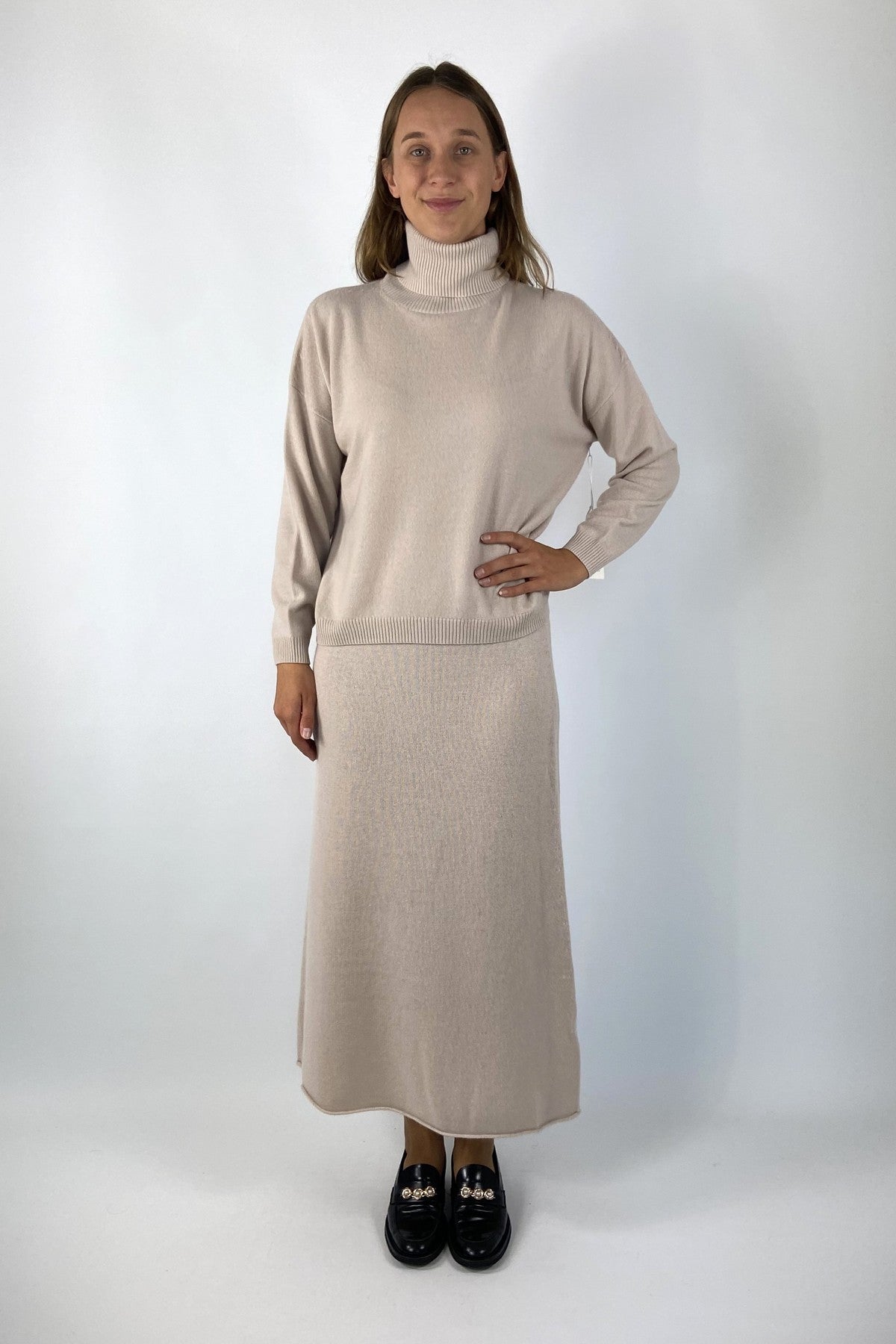 Lange gebreide rok in een zachte wol/cashmere garen. Kleur is lichtbeige
