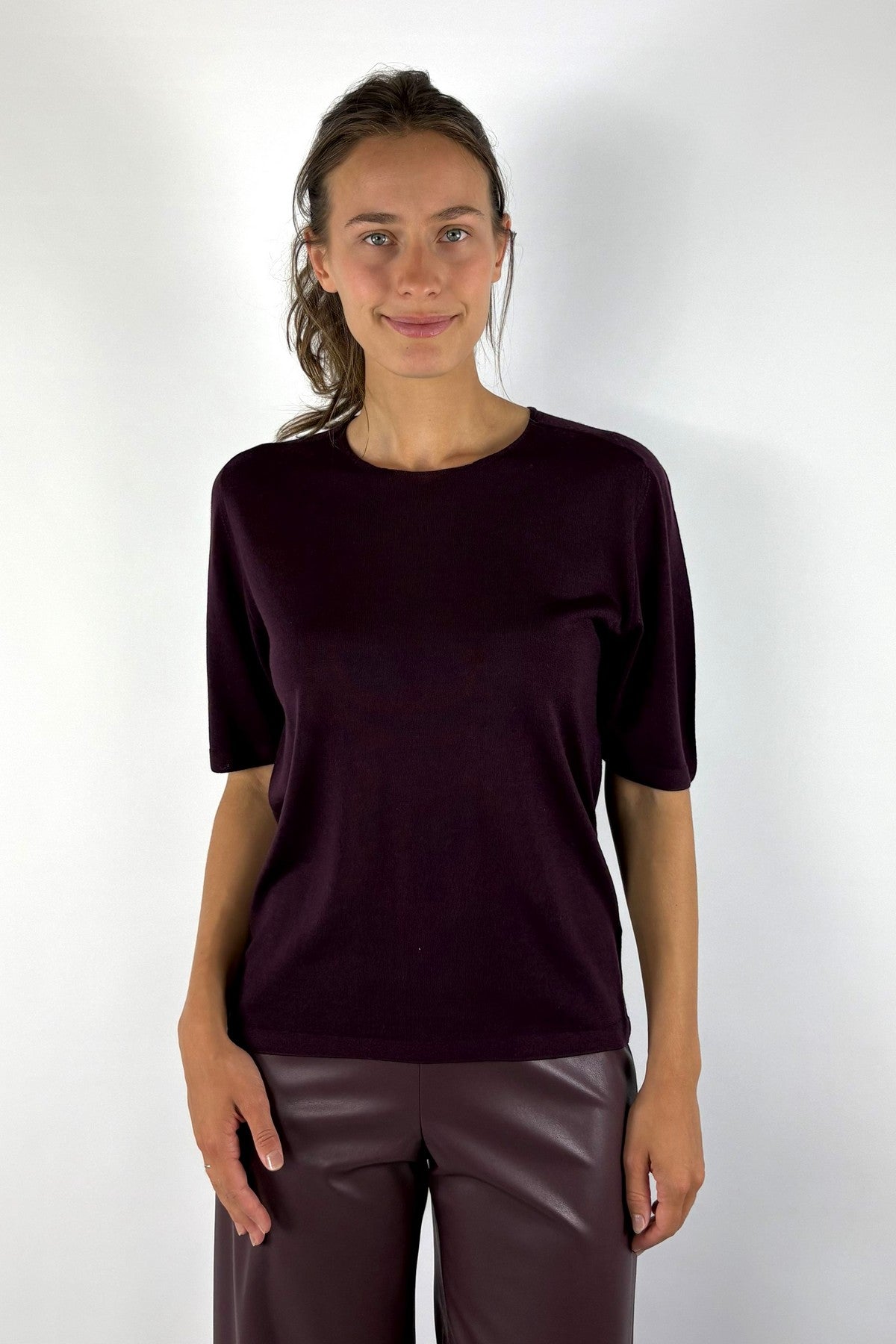 FFC Fashion 16023 truitje in Aubergine van 100% merinowol met ronde hals en halflange mouwen