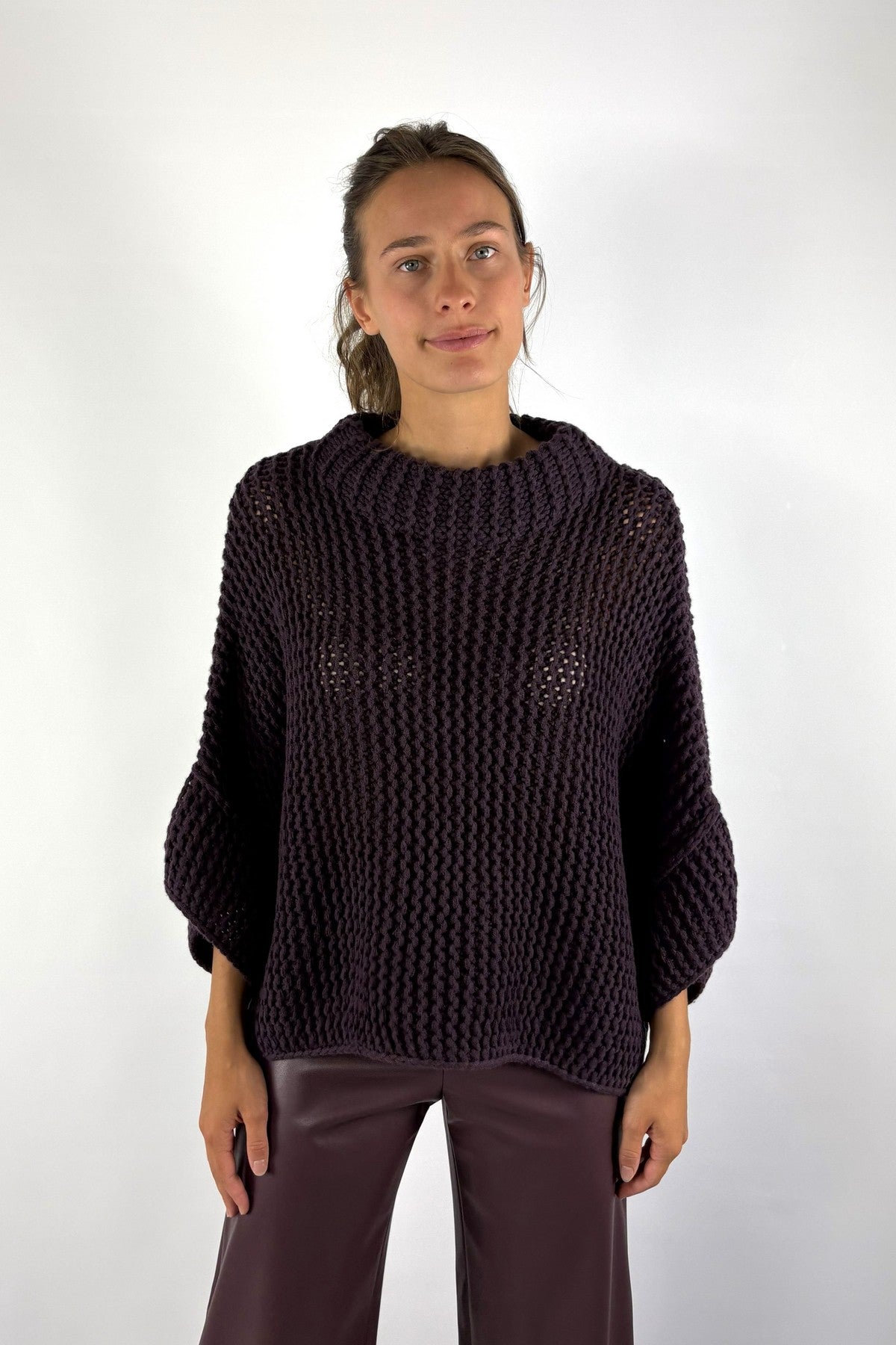 FFC Fashion 16082 capepull in Aubergine met grove brei, wijde opstaande kraag en uitlopende mouwen
