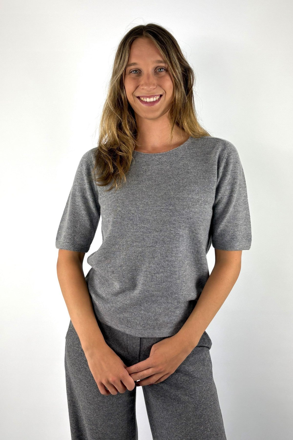 FFC Fashion 16000 truitje in Light Grey van wol en kasjmier met ronde hals en korte mouwen