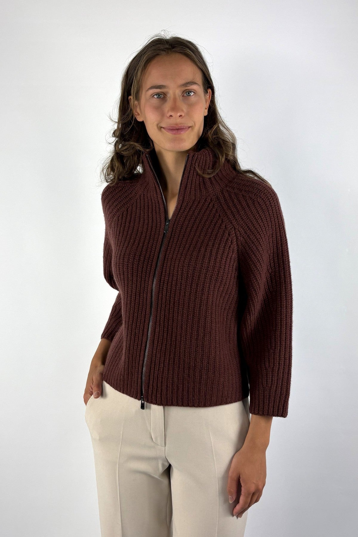 FFC Fashion 16016 vest in Marone van wol en kasjmier met opstaande ribkraag en zwarte tweewegrits