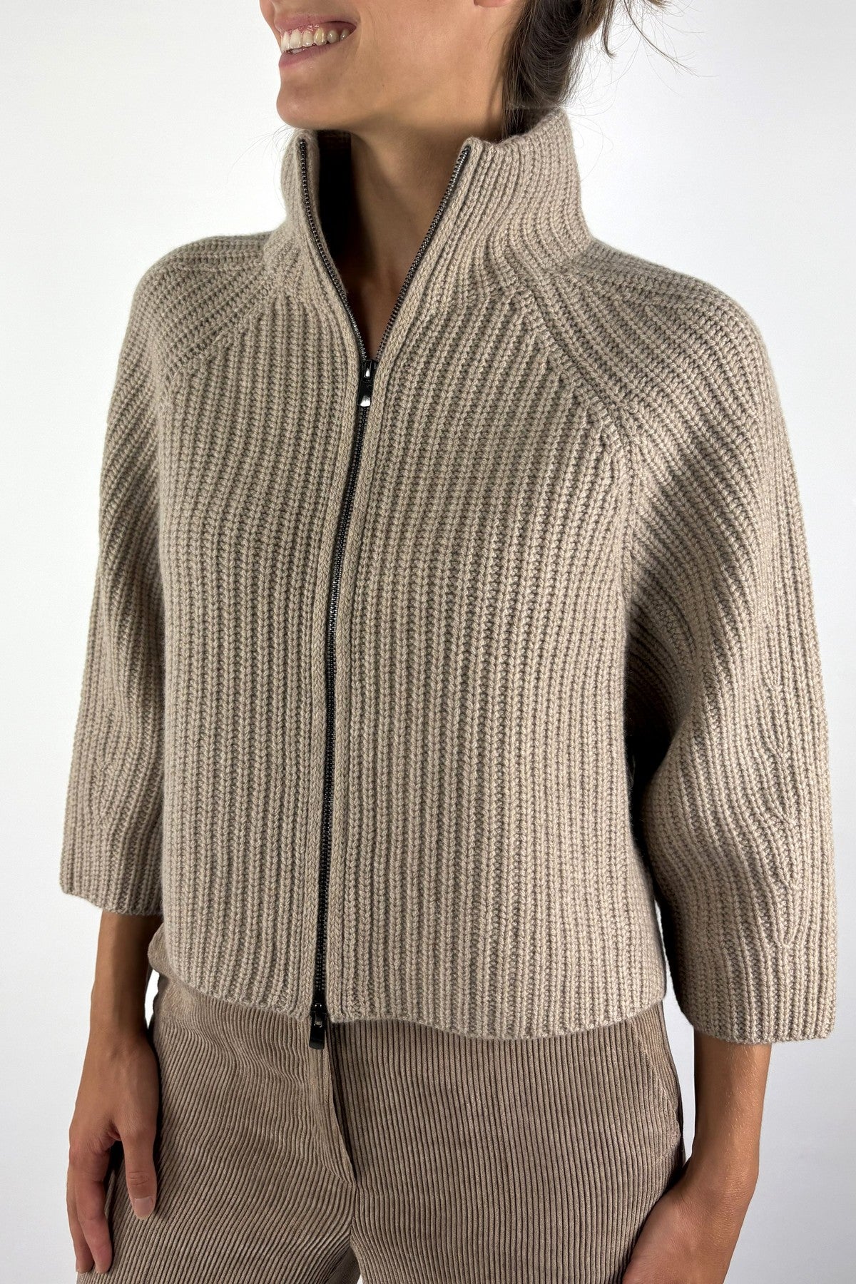 FFC - 16016 - Cardigan wol &amp; kasjmier met tweewegrits – Beige