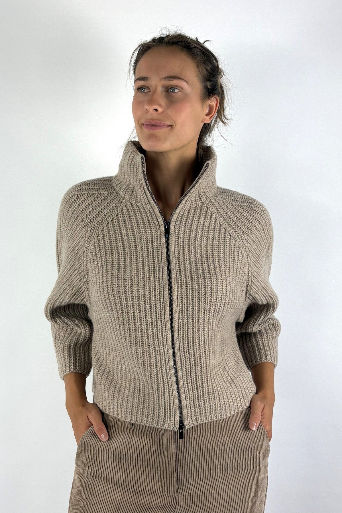 FFC Fashion vest in beige van wol en kasjmier met opstaande ribkraag en zwarte tweewegrits