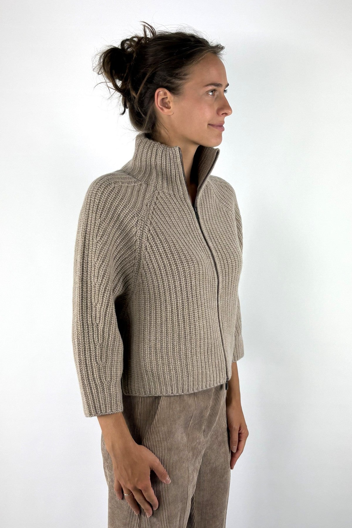 FFC - 16016 - Cardigan wol &amp; kasjmier met tweewegrits – Beige