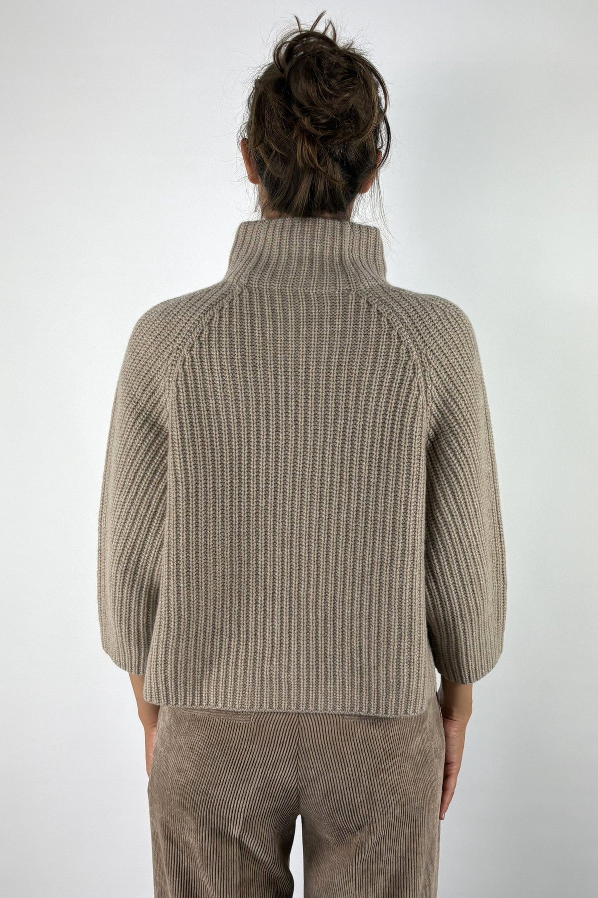 FFC Fashion vest in beige van wol en kasjmier met opstaande ribkraag achterzijde. 