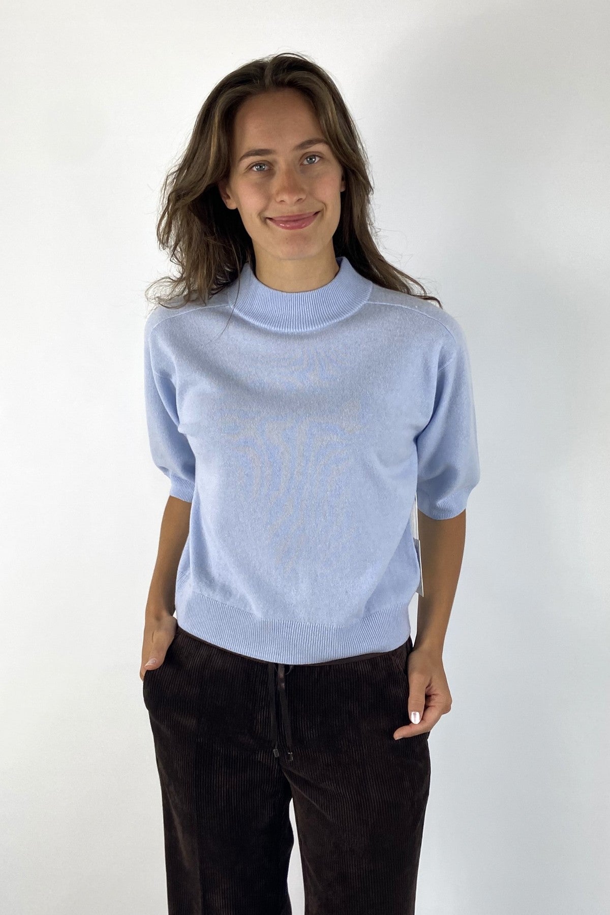 Lichtblauwe pull met opstaande kraag van FFC met halflange mouwen in een zachte wol/cashmere mix.