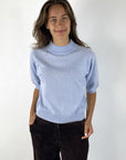 Lichtblauwe pull met opstaande kraag van FFC met halflange mouwen in een zachte wol/cashmere mix.