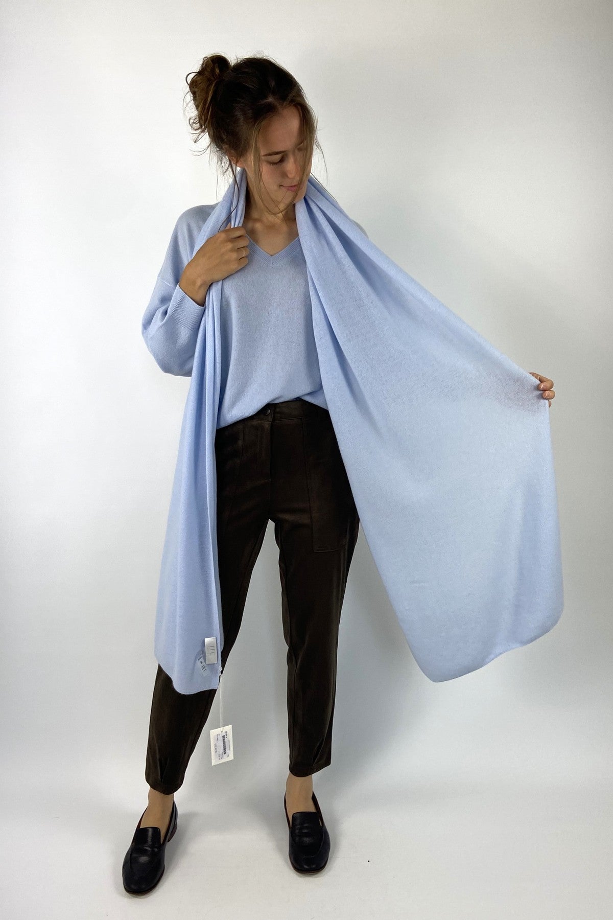 Langwerpige effen sjaal van FFC in een zachte wol/cashmere mix. De kleur is lichtblauw.