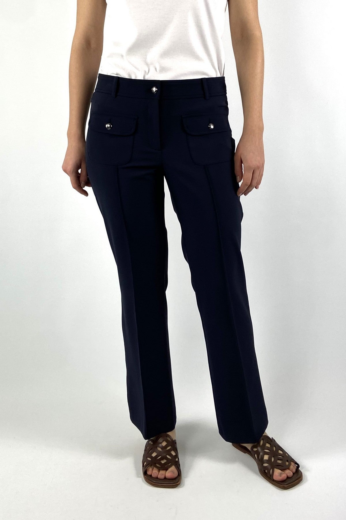 Marineblauwe Cambio Farah 6111 broek in travel kwaliteit met rechte pijpen en klepzakken aan de voorzijde.