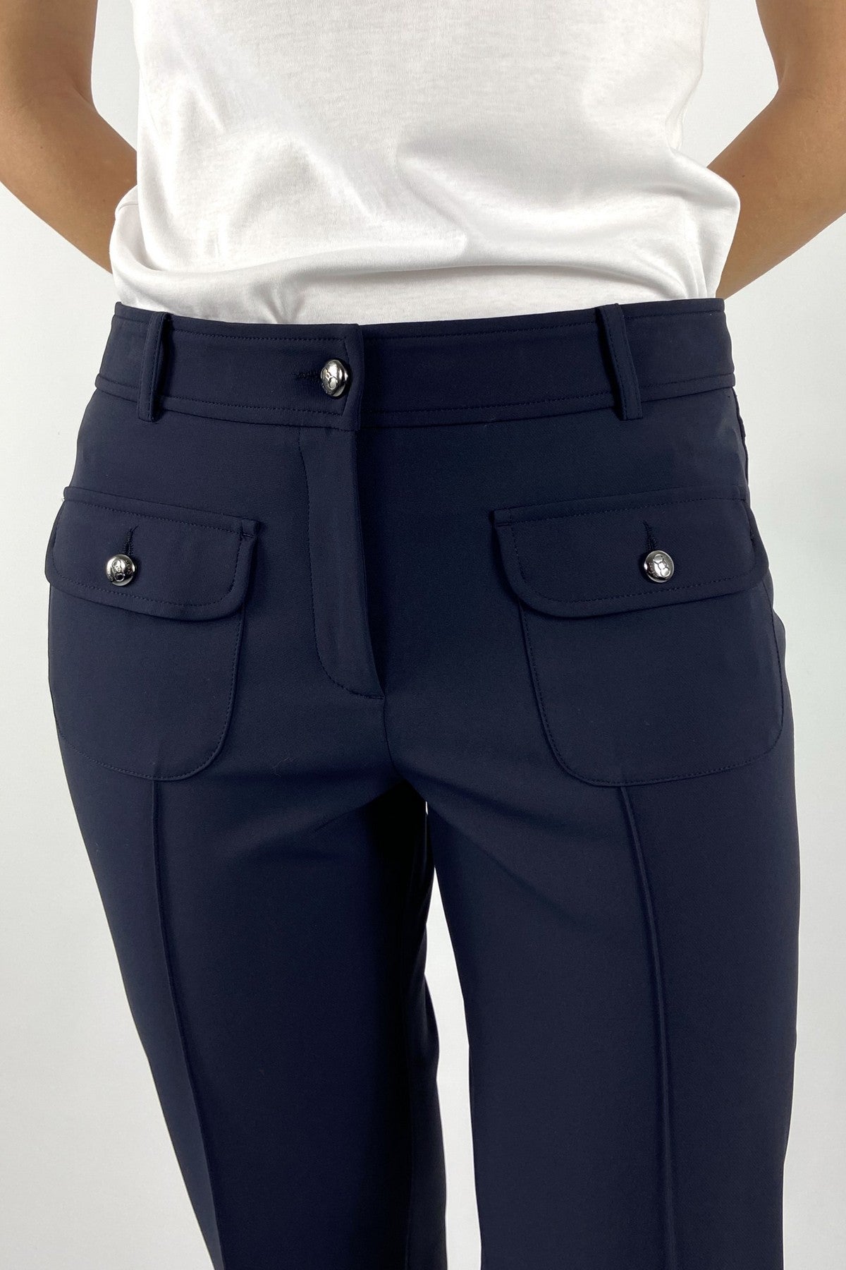 Detail van de doorgestikte deelnaden en de knoopsluiting op de klepzakken van de Cambio Farah broek in marine.