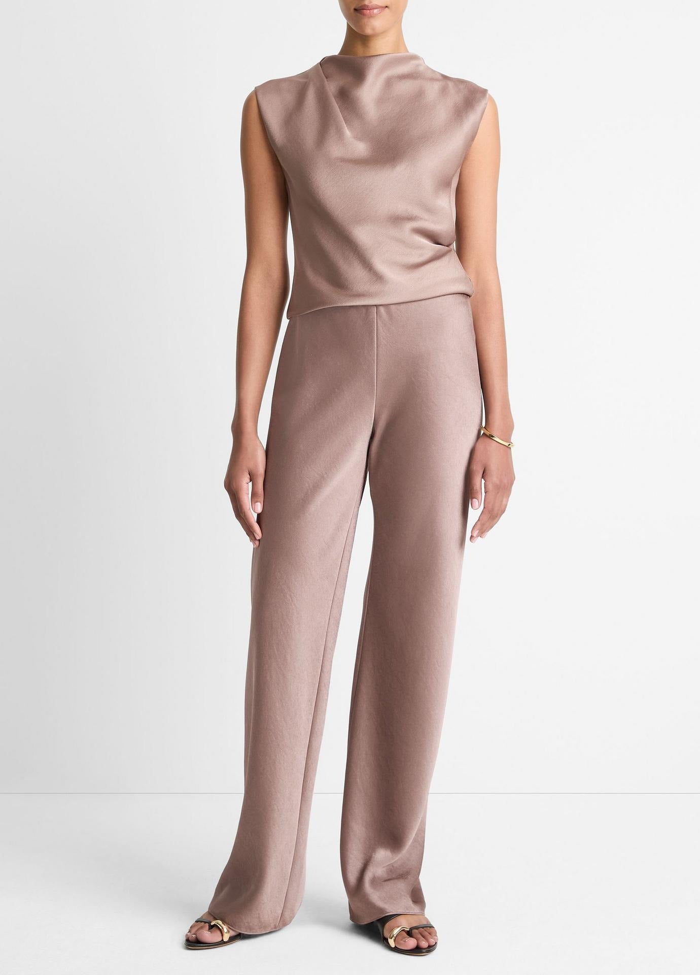 Vloeiend vallende, glanzende satijnen broek met hoge taille en wijde pijpen in een elegante, tijdloze stijl. Kleur is oudroze.