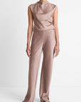 Vloeiend vallende, glanzende satijnen broek met hoge taille en wijde pijpen in een elegante, tijdloze stijl. Kleur is oudroze.