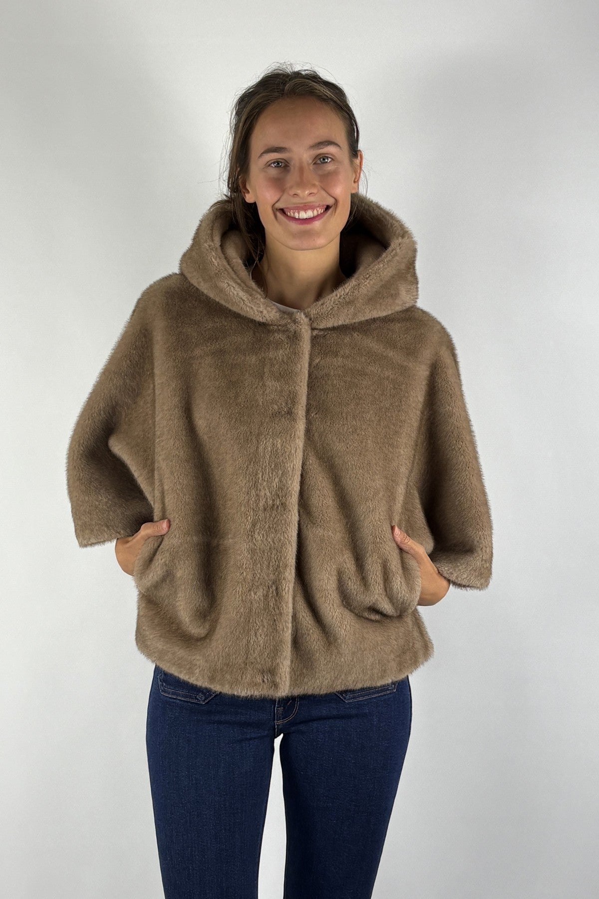 Hemisphere fluffy capemantel met kap – Fluffy Camel