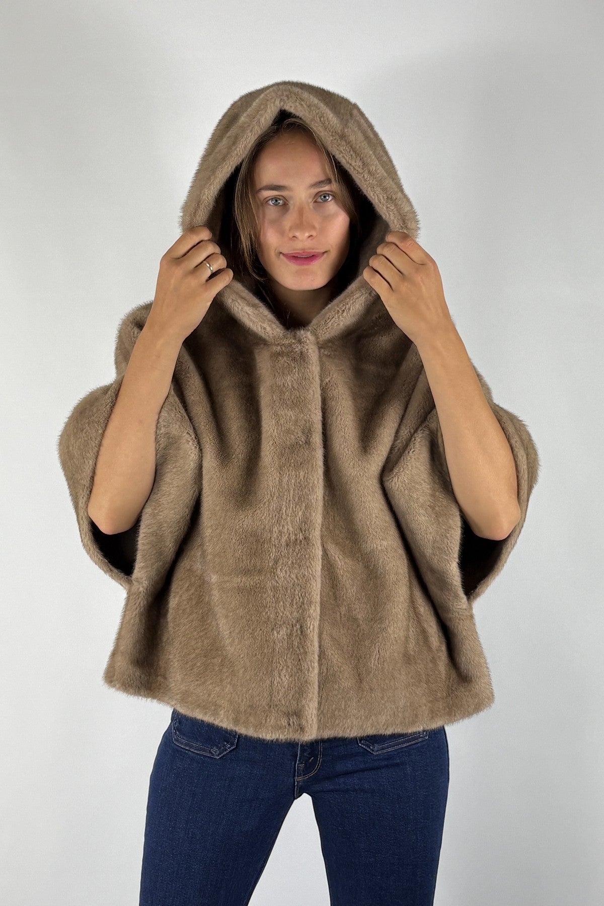 Hemisphere fluffy capemantel met kap in Fluffy Camel