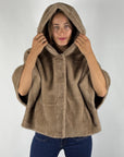 Hemisphere fluffy capemantel met kap in Fluffy Camel