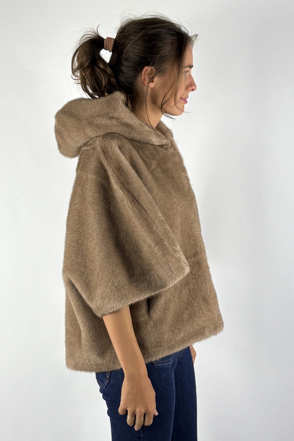 Hemisphere fluffy capemantel met kap – Fluffy Camel