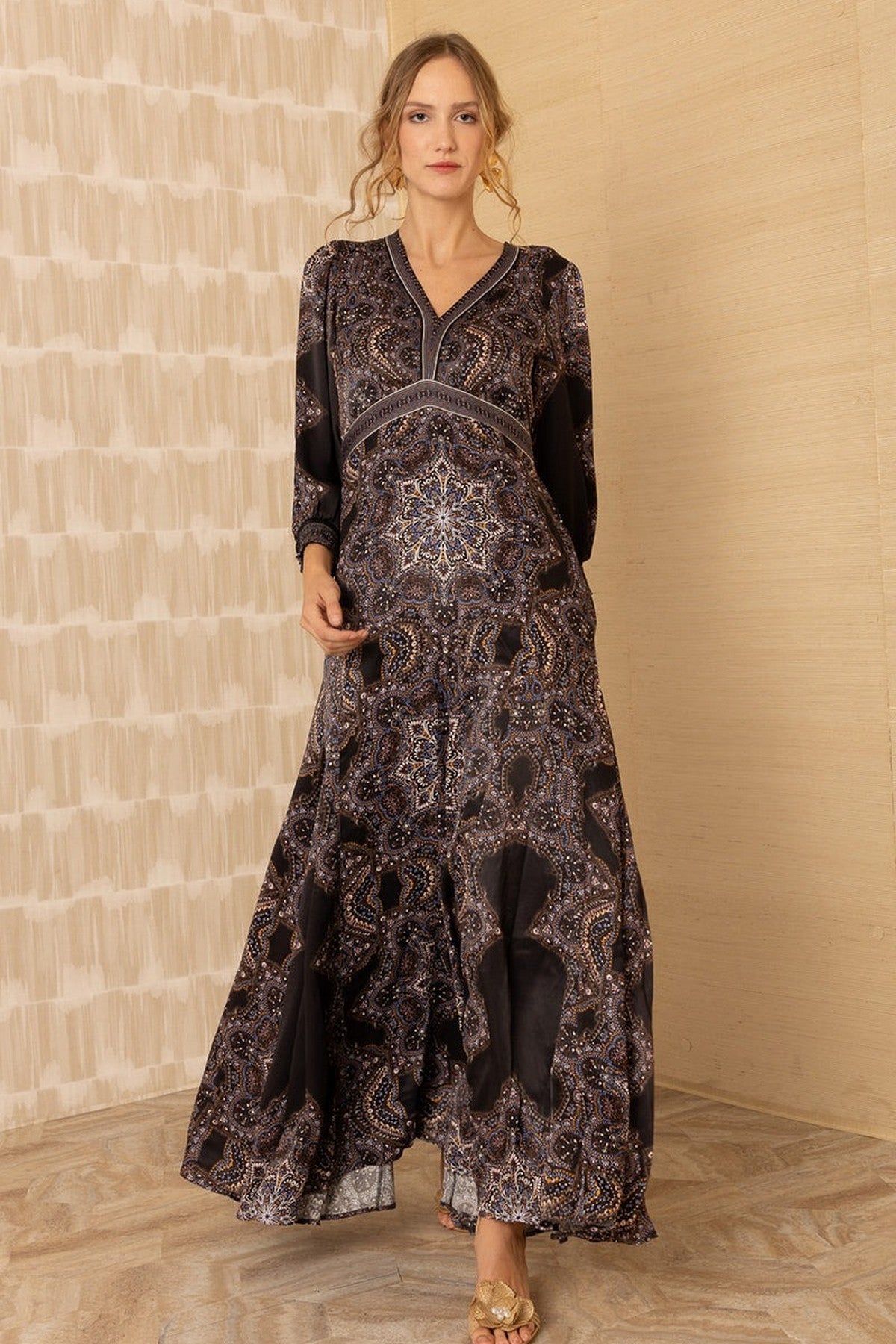 Elegante maxidress in een zwarte print uit de herfstcollectie van Hale Bob.