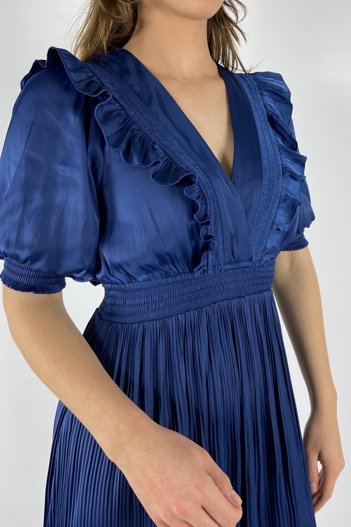 5YXP670S Hale Bob close-up van het fijne plissé en de smockband in de taille van de indigo jurk.