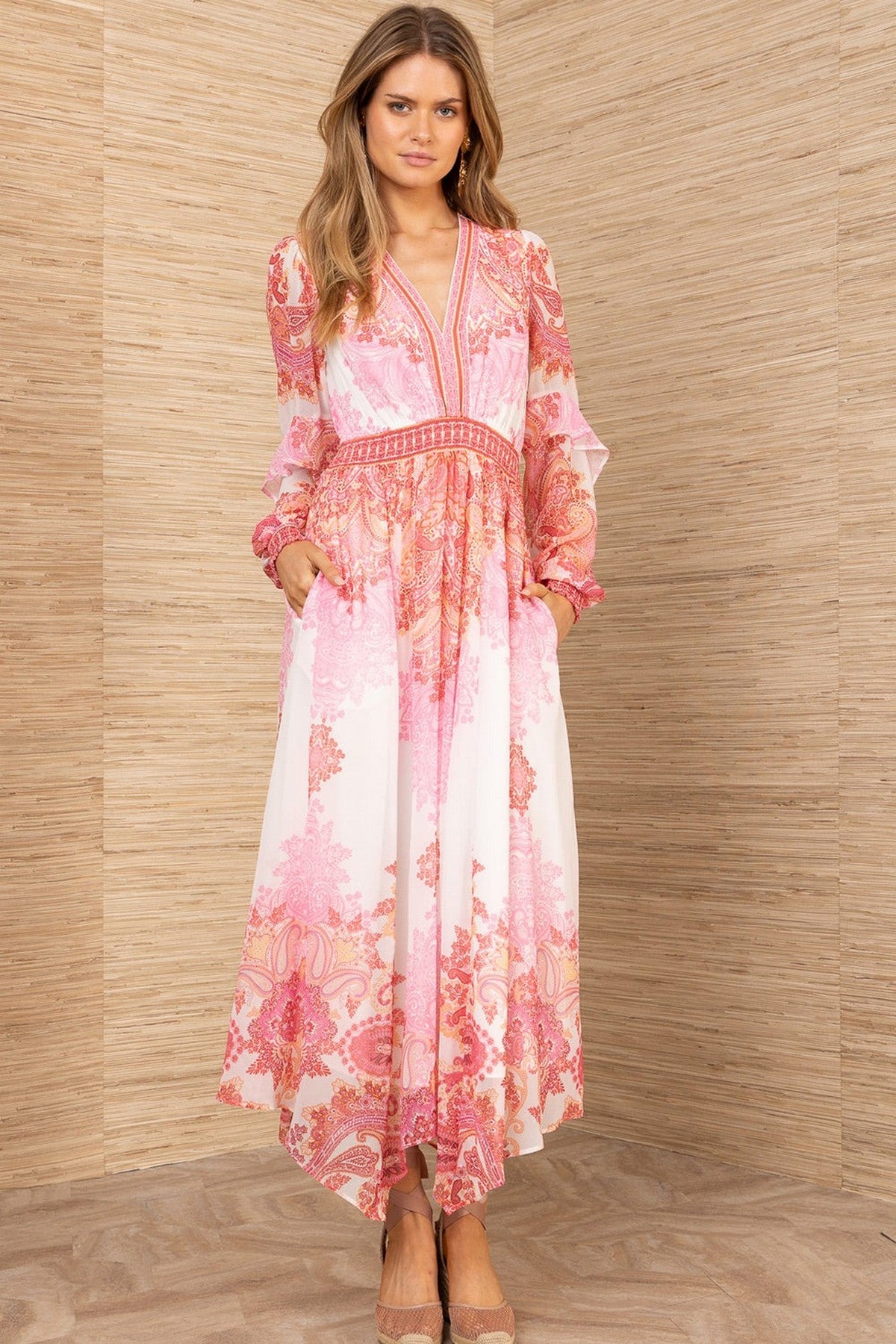 Hale Bob Kamilah chiffon maxi-jurk in roze met asymmetrische handkerchief-zoom.